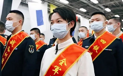 遼寧艦33歲美女少校朱悅萌「無戰功」成人大代表 網酸：懂得都懂 