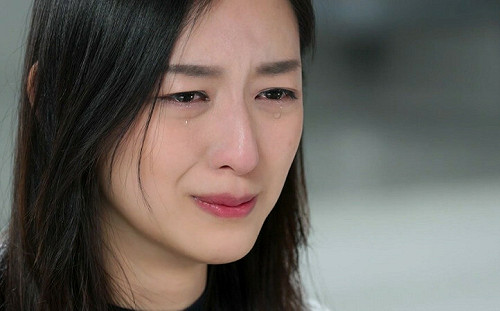 被邪教教主誇「大又漂亮」！受害女淚訴駭人過程慘成幫兇