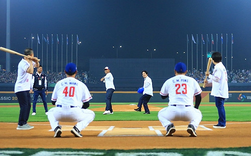 經典賽台中開幕 李維拉、賴清德投球 盧秀燕強力揮擊