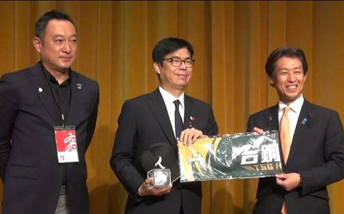 送禮送到心坎裡！  陳其邁拜會熊本縣贈議長「台鋼雄鷹」周邊商品