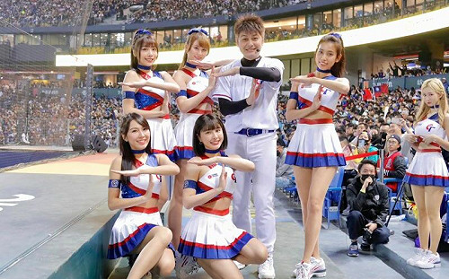 最香啦啦隊合照！她一旁哀怨盯鏡頭