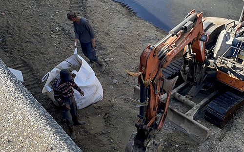 天兵！清淤污泥、垃圾倒河道 越清越髒遭新北環保局開罰