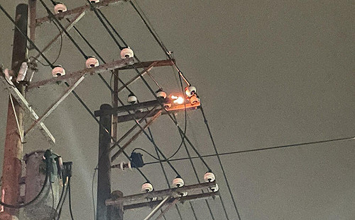 桃園觀音驚傳電線桿冒火花！台電曝原因