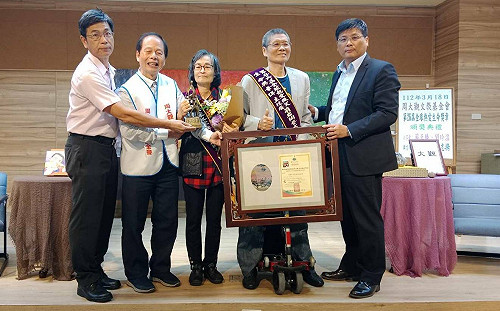 表彰珍惜生命、發揮大愛精神  藝術家蔡正勝、劉玲溫夫婦獲「2023第26屆全球熱愛生命獎章」