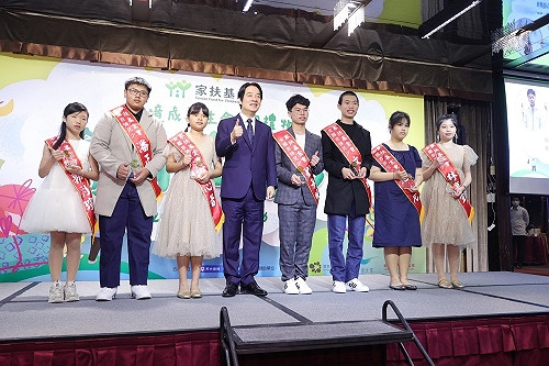 勉家扶兒少 賴清德：爸爸留給我最大的資產就是家裡貧窮