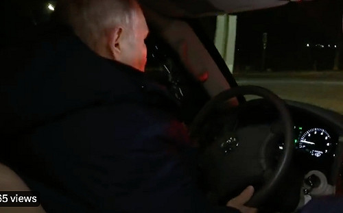 俄羅斯官方公布普丁在馬立波自駕逛大街影像 地點未能核實存疑