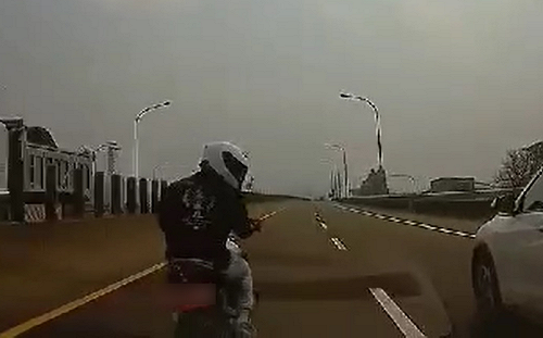 真相大翻轉！BMW左擠撞翻重機後逃逸？最新行車記錄器曝光