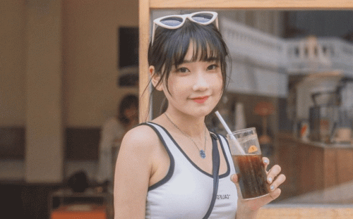 愛莉莎莎疑似熱戀「高顏值教練」！情人節手勾手回香閨