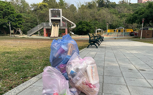 公園垃圾一週沒清 市民受不了！卓冠廷批：侯友宜還沒落跑 市政螺絲已掉滿地