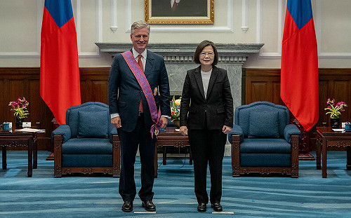 拿美國半導體補貼要「抗中十年」！ 中國氣炸 同場重批小英贈勳歐布萊恩