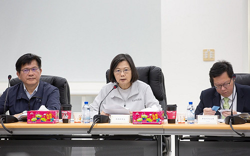 交長任內推動制定無人機法規 林佳龍陪同蔡英文視察亞創中心無人機國家隊