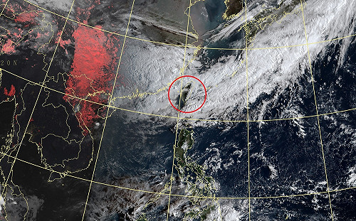 東北風偏強中部以北涼颼颼 華南雲雨區東移帶水來
