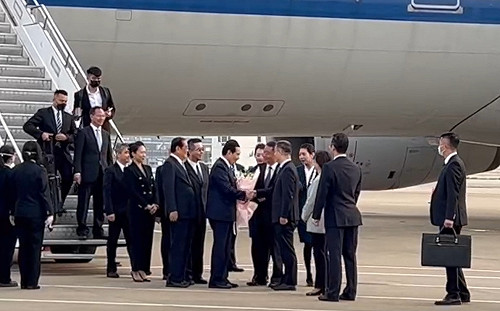 馬英九接機遭降格 綠發言人傻眼：沒機場談話、匆匆搭巴士走了 