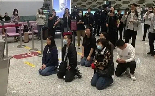 (影) 奇觀! 深圳航班因暴雨取消 旅客竟跪地求飛 網批: 跪求赴死?