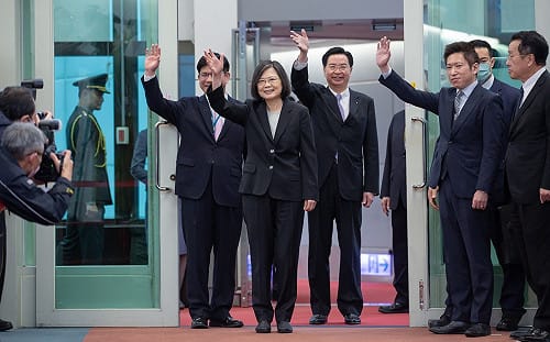 蔡英文專機談話：請大家跟她一起拚台灣的外交