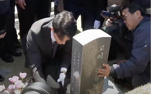 （影）下跪致歉光州事件受難者家屬 全斗煥孫：爺爺是大屠殺的罪魁禍首    