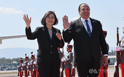 蔡總統飛抵瓜國訪問  參加元首會談簽協議接受贈勳