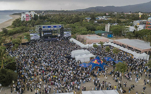 四月就是要到墾丁追音樂  台灣祭首日墾丁大灣湧20萬人次