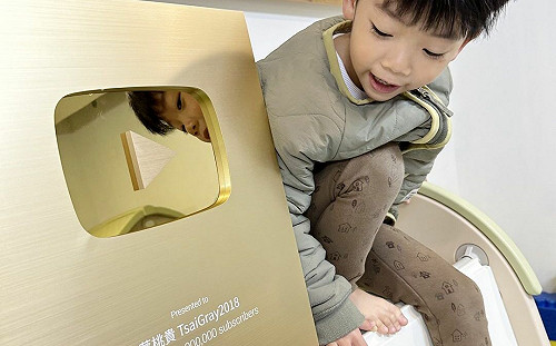 蔡桃貴擁百萬訂閱獎牌！網嗨喊：恭喜貴董