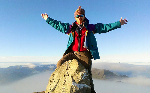 用27年時間登頂玉山  高玉山校長有志者事竟成