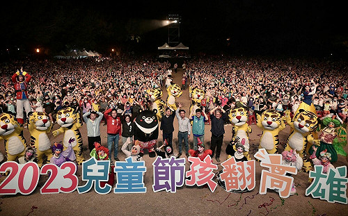 紙風車「雞城故事」兒童節衛武營開演 陳其邁現身與近萬親子同樂