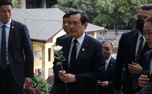 馬英九祭拜張自忠烈士墓 數度哭紅眼眶落淚