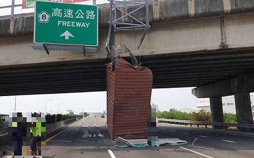 國1台南段聯結車貨櫃 卡立中線車道阻塞通行