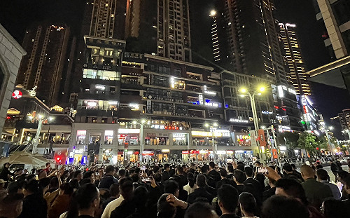 （影）馬英九夜遊重慶老街引發人潮追拍 馬：歡迎大家來台灣