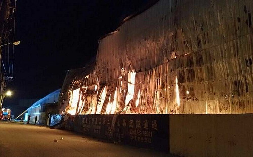 屏東鐵皮工廠竄火舌！警消馳援灌救