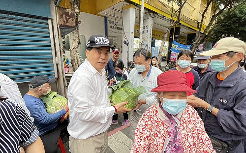 新北議員周勝考助農友 民眾響應帶發票換高麗菜