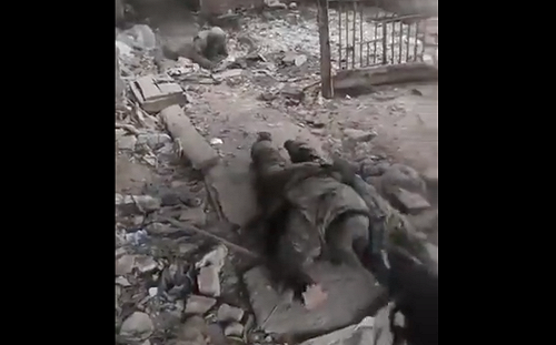 (影) 俄軍被打到滿地爬！幾分鐘前還高喊俄羅斯榮耀 隨後保命投降