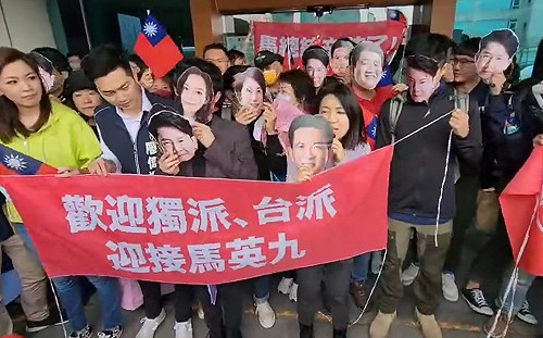 戴面具反串獨派接機 徐巧芯開嗆：我們不是好欺負的　
