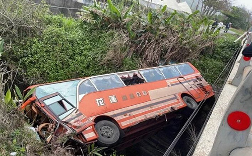 花蓮客運對撞小客車　墜邊坡搶救中