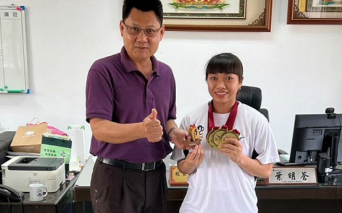 狂！潘幸甄舉重世青賽囊括三面金牌