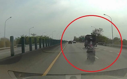 超狂阿嬤逆向衝快速道　網友全傻眼