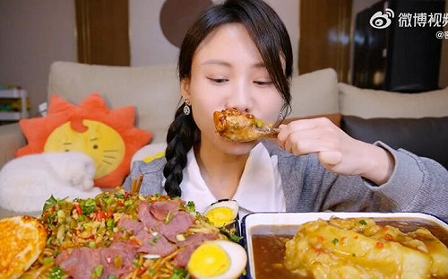 直播主帶貨翻車！淋紅油小強滑出來