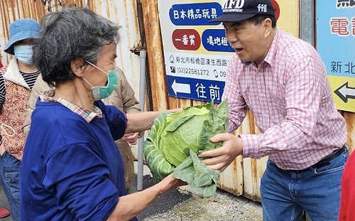 新北議員周勝考發動捐發票換高麗菜  愛妮雅響應助菜農做公益