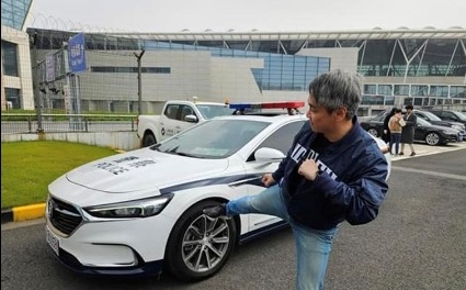 藍營嘴巴反戰身體引戰？廖元豪「踹中國警車」照炎上 稱刪文道歉是「剛強勇敢」