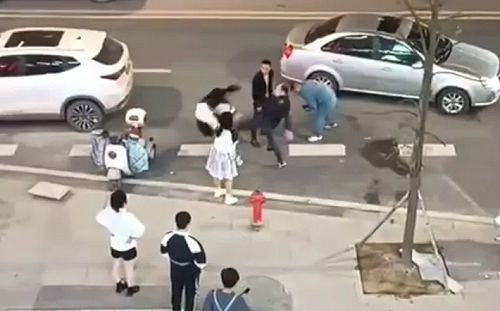 踹飛還扯頭髮！ 中國男子強吻不成就耍狠 網怒 : 太囂張了 必須嚴懲!