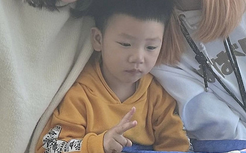 蔡波能拍照表情手勢皆厭世！網友笑：最敷衍的剪刀 