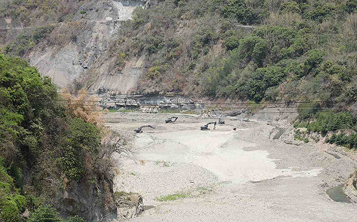 國軍協助曾文水庫清淤 翁章梁慰問五四工兵群發加菜金