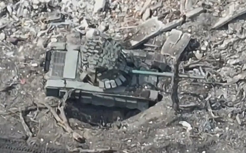 (影) 俄大規模機械化縱隊遭痛擊! T-72坦克整粒好好丟戰場 烏軍趁夜開回來