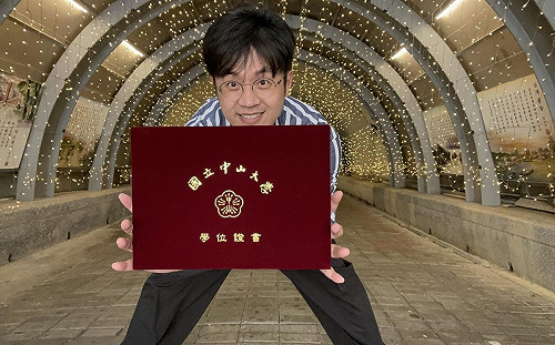 陳嘉行喜曬碩士畢業證書！論文曝「焦糖哥哥」8年工作史  