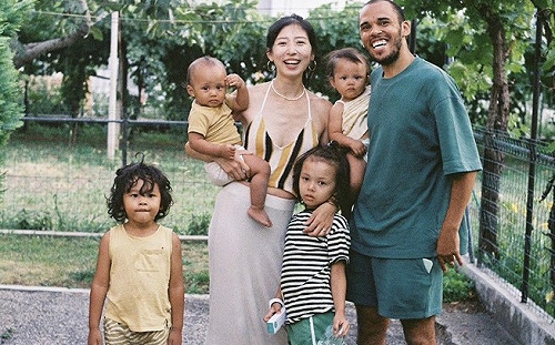 Ida拒讓媽媽幫拿包！周筠笑：什麼都可以不要但包包要抓好