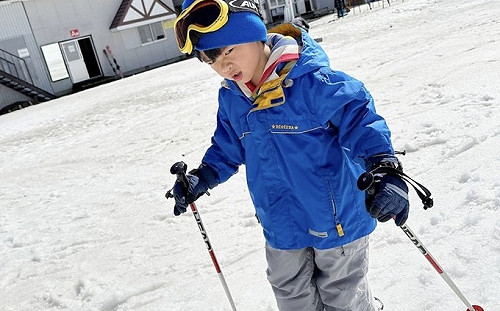 北海道滑雪狂摔超厭世？蔡桃貴「兇狠表情」網笑翻