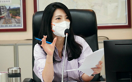 陳怡君遭亂傳黃承國小三 何志偉大嫂鍾佩玲聲援：願陪她報案、提告