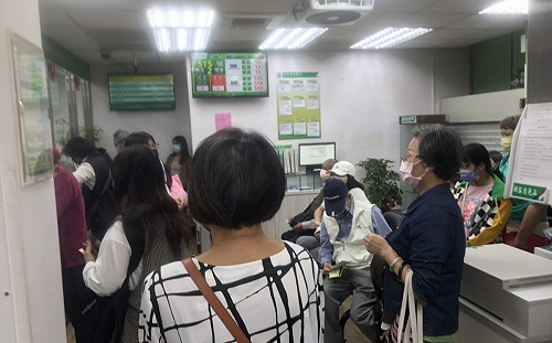 開放臨櫃領6000！郵局一早湧現排隊人潮  3大QA這裡看