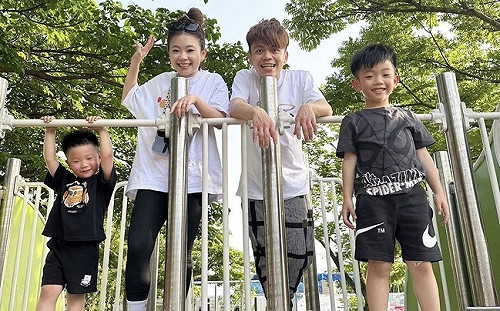 被兒子前後夾擊！二伯笑：兩個跟屁蟲