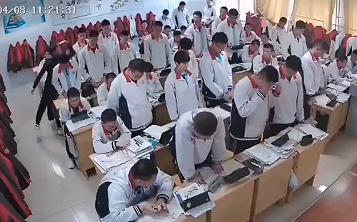 ( 影 ) 打完第一排 打第二排! 扇臉、腳踹、持木杆毆打 ! 陸師課堂體罰20學生 