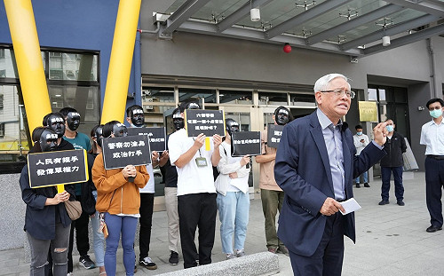 被警察「烙兄弟」包圍？郭倍宏帶V怪客前往鼓山分局討公道